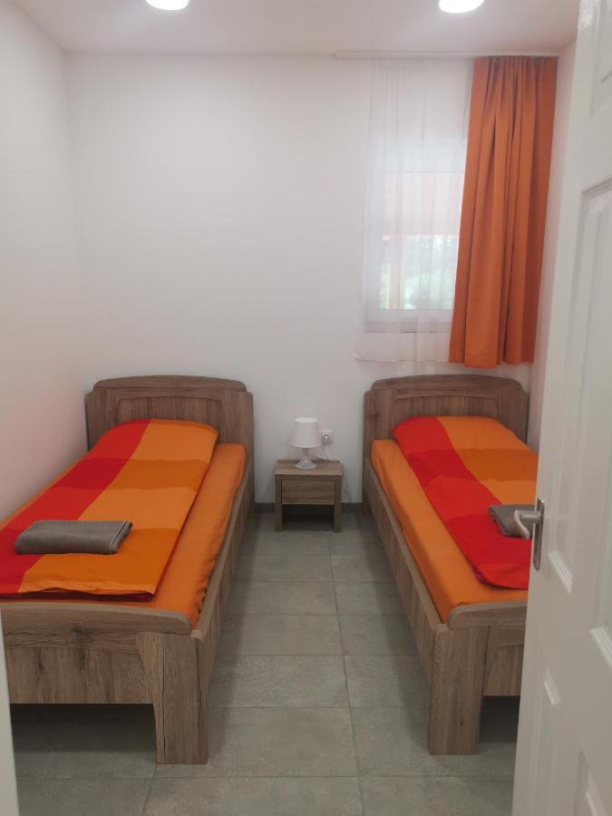 Podlovics Tanya Panzio Apartment Kemecse Exterior foto